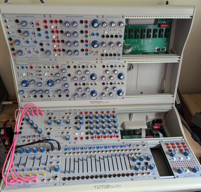 Photo d'un rack au format Buchla, prise de face